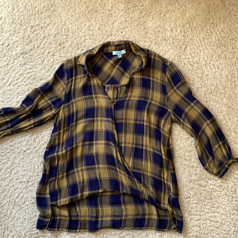 Flattering lightweight navy & mustard shirt w ties on the 3/4 sleeve